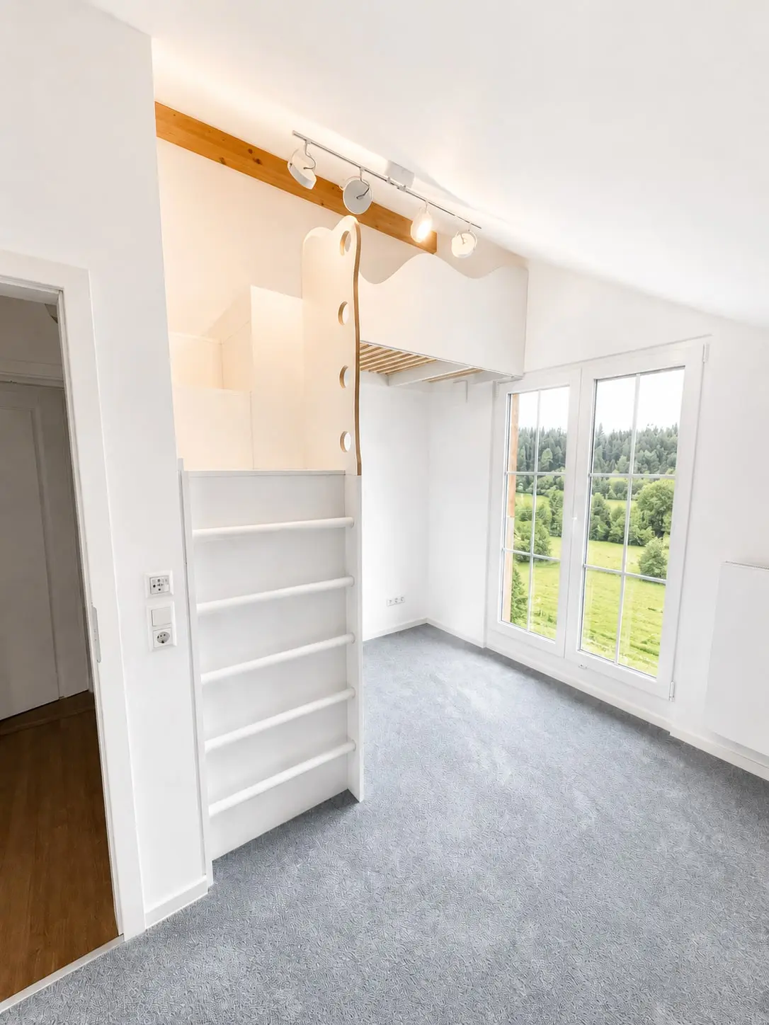 Kinder-Hochbett mit Einbauschrank – Region Schwarzwald – Kinder-Hochbett mit Einbauschrank in Region Schwarzwald, Bild 1